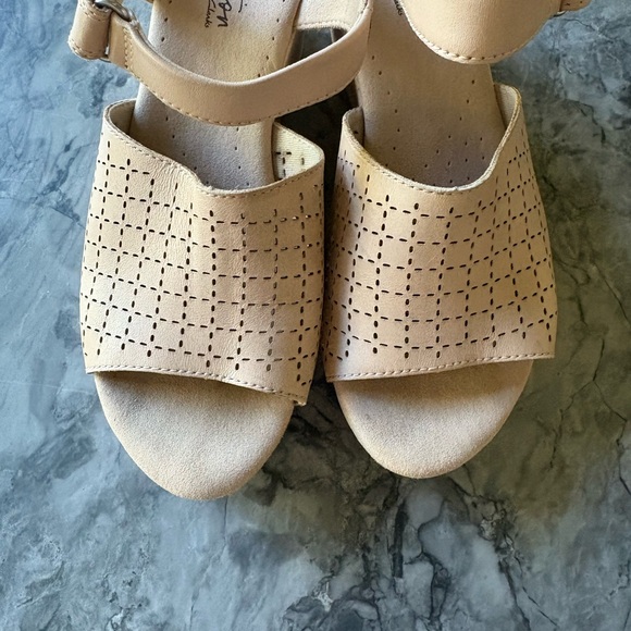 Clark's creamy beige pattern wedge sandals - Picture 2 of 7
